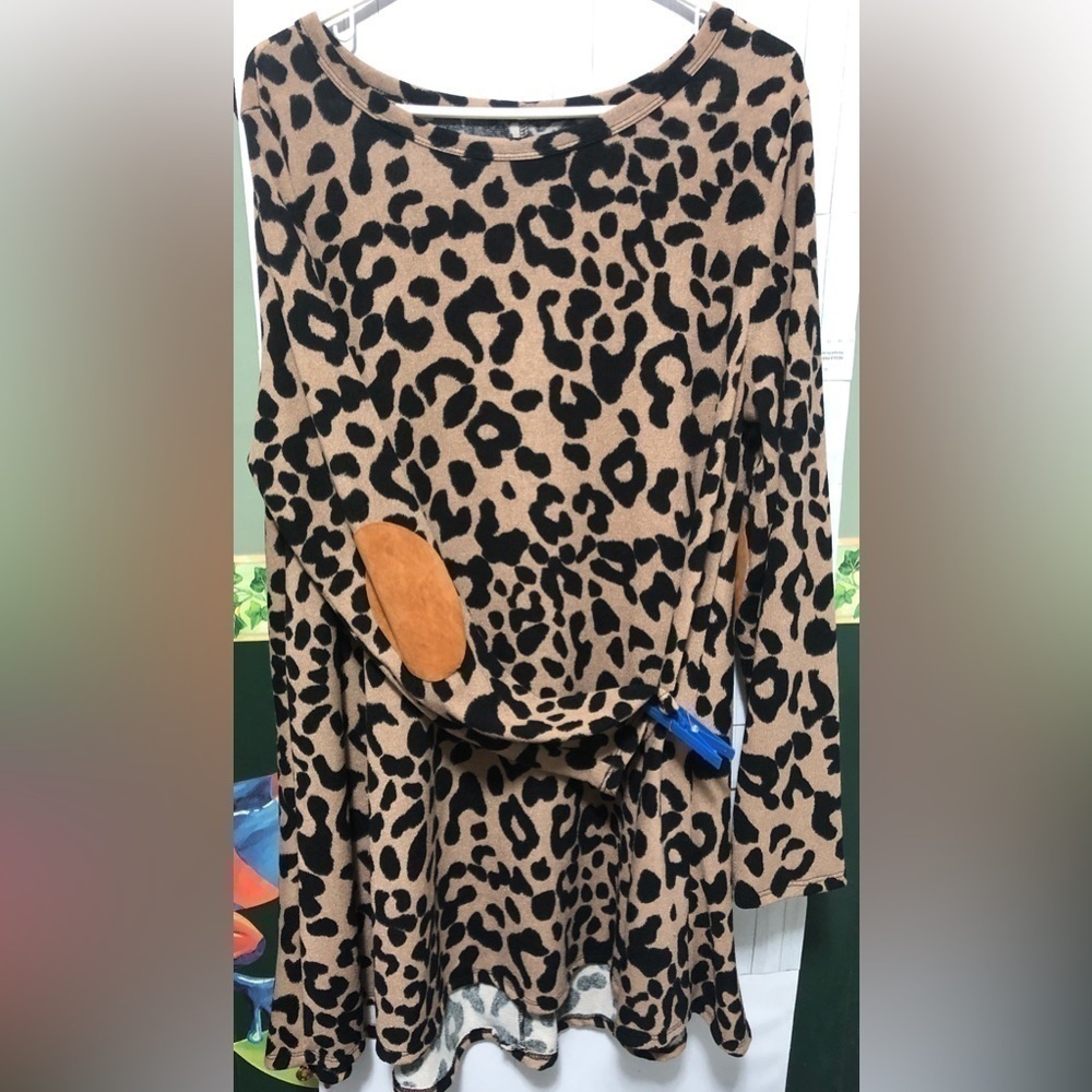 Donating Soon Chris & Carol Leopard Print Long Sleeve Tunic Top View 3